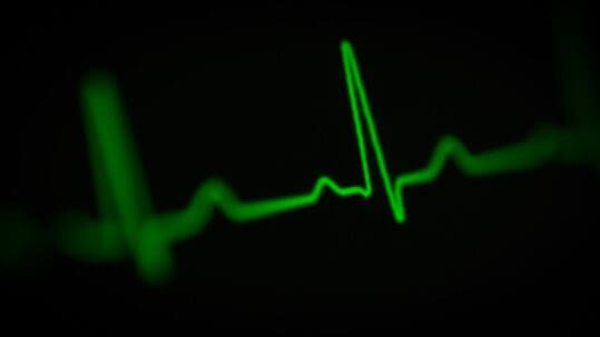 black screen displaying green heart rate
